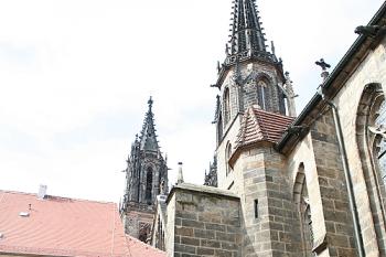 Vrcholy obou jižních věží a kaple Všech svatých ze dvora biskupského zámku (© Ivan Grisa, 09/2008)