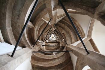 Průhled spirálou velkého schodiště vzhůru (© Ivan Grisa, 09/2008)