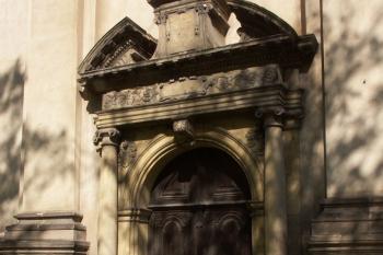 renesanční vstupní portál s erby stavebníků kostela ( © Milan Caha 05/2008)