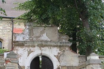 Přístupové schodiště se vstupní branou na bývalý hřbitov (© Ivan Grisa, 09/2008)