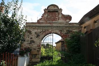 Vstupní brána na hřbitov (© Ivan Grisa, 09/2008)