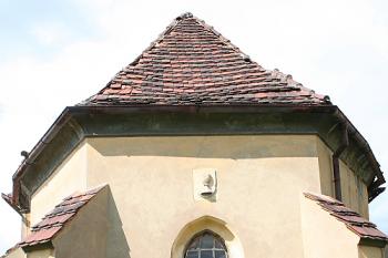 Závěr kostela se štítkem s kalichem (© Ivan Grisa, 09/2008)
