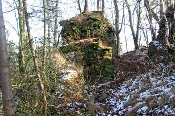 Sev.zúžený parkán vzadu s výpadovou brankou /od západu/ (© D Dohňanský, 03/2014)