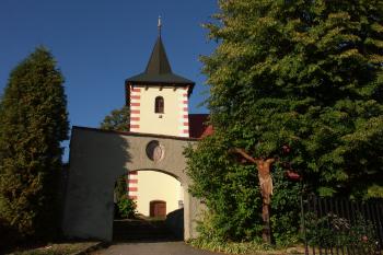 věž přes hřbitovní bránu ( © Milan Caha 09/2008)