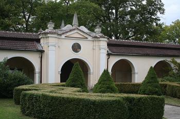 Vstupní brána ambitu od hřbitova (© Ivan Grisa, 09/2008)