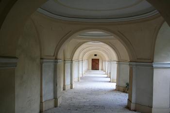 Průhled západním ramenem ambitu (© Ivan Grisa, 09/2008)