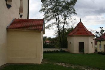 Předsíň kostela a přilehlá kaple (© Ivan Grisa, 09/2008)