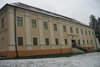 hlavní průčelí zámku od sz. (© D Dohňanský, 12/2014)