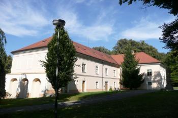 zadní průčelí zámku od jihovýchodu ( © Jan P. Štěpánek 09/2008)