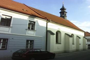 špitální kostel (vpravo) a špitál (vlevo) ( © Milan Caha 09/2007)