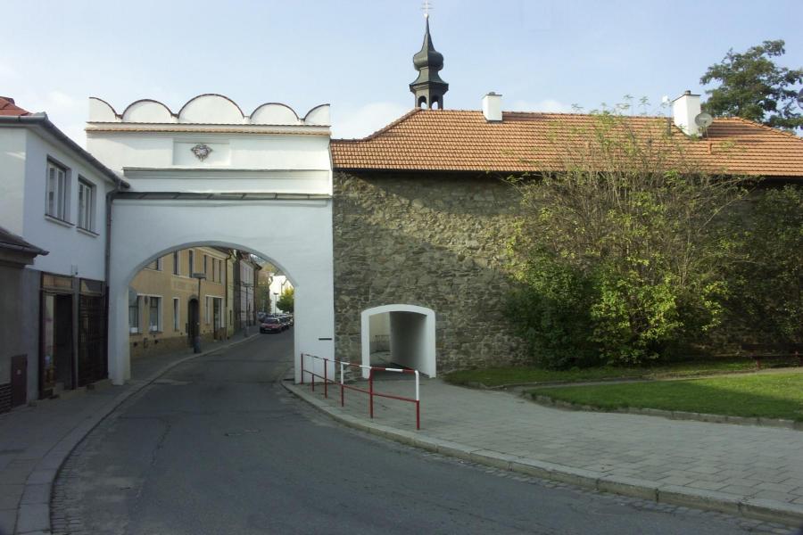 Dolní brána  a zbytek opevnění