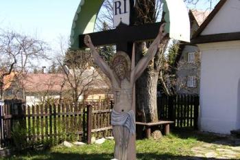 kříž před kaplí na Gvardůvkách ( © Jan P. Štěpánek 03/2006)