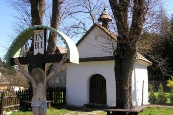 kaple na Gvardůvkách a kříž při cestě ( © Jan P. Štěpánek 03/2006)