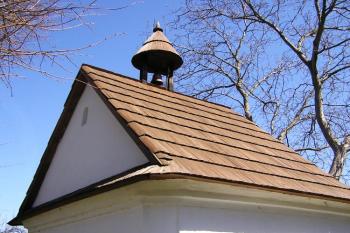 pohled na šindelovou střechu kaple s malou zvoničkou ( © Jan P. Štěpánek 03/2006)