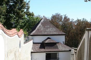 Ohradní zeď zahrady vily (vlevo), v pozadí věž Michalského výpadu (© Ivan Grisa, 09/2008)