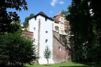 Věž Michalského výpadu, vila Primavesi v pozadí (© Ivan Grisa, 09/2007)