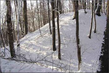 čelo jádra vystupující strmě nad hlavní příkop ( © Jan P. Štěpánek 01/2006)