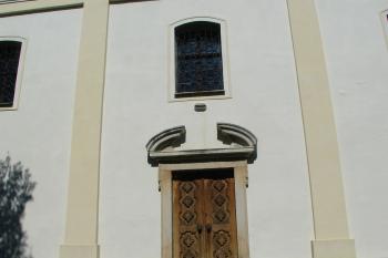 kostel sv. Jana Křtitele, vchod (© Jiří Čížek, 09/2008)