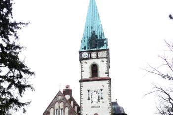 vstupní průčelí kostela obrácené na západ k zámku ( © Jan P. Štěpánek 02/2008)