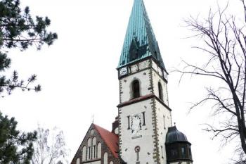 pohled od jihozápadu na vstupní průčelí kostela ( © Jan P. Štěpánek 02/2008)