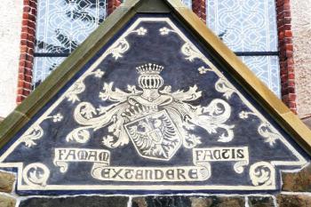 erb a heslo rodu Razumovských ve štítě nad vstupem do kostela ( © Jan P. Štěpánek 02/2008)