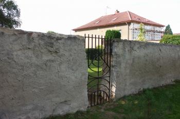 hřbitovní branka ( © Milan Caha 09/2008)