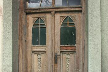 dveře židovské školy ( © Milan Caha 09/2008)