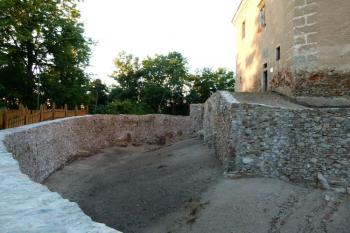 obnovený příkop mezi parkánem a vnějším opevněním hradu ( © Jan P. Štěpánek 06/2013)