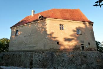 celkový pohled na zadní část hradu Sádek přes příkop od severozápadu ( © Jan P. Štěpánek 06/2013)