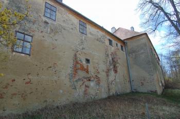 Sev. budova pozdně gotického předhradí (© Dušan Dohňanský  04/2022)