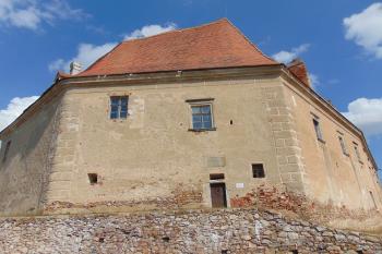 Západní palácová stěna s dvojitým zalomením (© Dušan Dohňanský  04/2022)