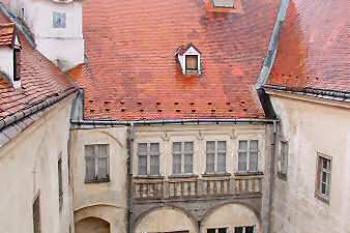 východní strana nádvoří s renesanční arkádou ( © Pavel Zany Komárek 09/2002)