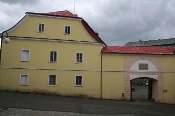 Východní stěna jižního křídla a vstupní brána z Lipové ulice (© Ivan Grisa, 09/2008)