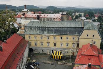 Pohled z kostelní věže, vlevo v pozadí dvůr a pivovar (© Ivan Grisa, 09/2008)