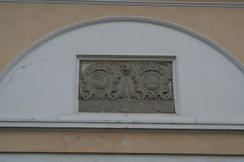 Alianční erb Kinských a Trčků nad východní branou (© Ivan Grisa, 09/2008)