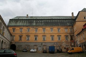 Dvorní fasáda západního křídla (© Ivan Grisa, 09/2008)