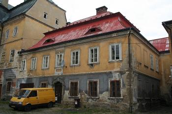 Jeden z klasicistních domů na severní straně nádvoří (© Ivan Grisa, 09/2008)