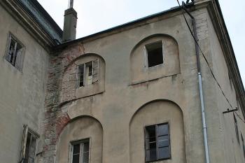 Slepé arkády na severní stěně západního risalitu (© Ivan Grisa, 09/2008)