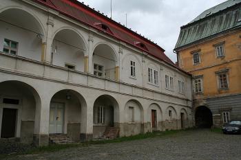 Kout jižního a západního křídla s průjezdem ke dvoru a pivovaru (© Ivan Grisa, 09/2008)