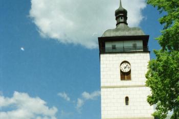 Kostelní věž a spojovací chodba do sousedního zámku od jihu ( © Ivan Grisa 05/1997)