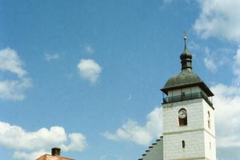 Kostelní věž ze zámeckého nádvoří ( © Ivan Grisa 05/1997)