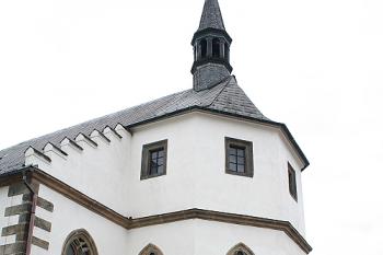 Závěr kostela se severní barokní sakristií (© Ivan Grisa, 09/2008)