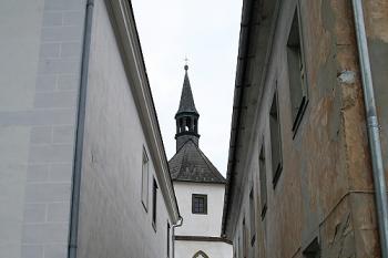 Průhled k závěru kostela mezi děkanstvím (vlevo) a starou školou (© Ivan Grisa, 09/2008)