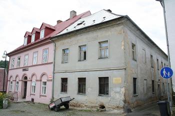 Stará škola, nad okny patra nápisová deska z roku 1583 (© Ivan Grisa, 09/2008)