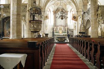 Průhled trojlodím k presbytáři (© Ivan Grisa, 09/2008)