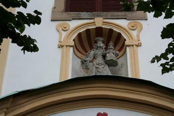 Kamenná replika mariánské sochy z hlavního oltáře, umístěná nad vstupním portálem (© Ivan Grisa, 09/2008)