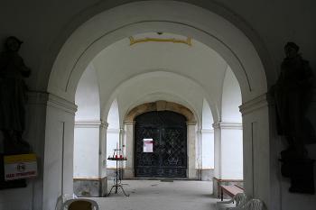 Průhled od hlavního vchodu ke vstupu do hlavní kaple (© Ivan Grisa, 09/2008)