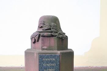 Pomník padlým u jihozápadní zdi ambitu (© Ivan Grisa, 09/2008)