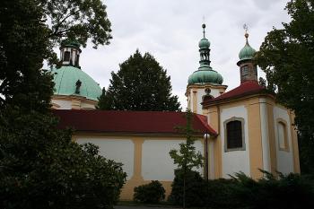 Západní kaple svaté Rodiny, zvonice a mariánská kaple od západu (© Ivan Grisa, 09/2008)