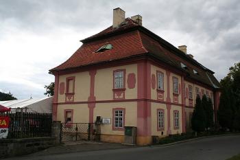 Bývalý vrchnostenský špitál na severovýchod od vlastního poutního areálu (© Ivan Grisa, 09/2008)